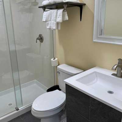 Relax Inn of Medford Bathroom