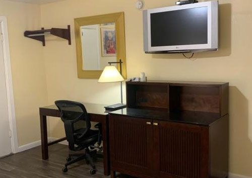 Relax Inn of Medford King Suite